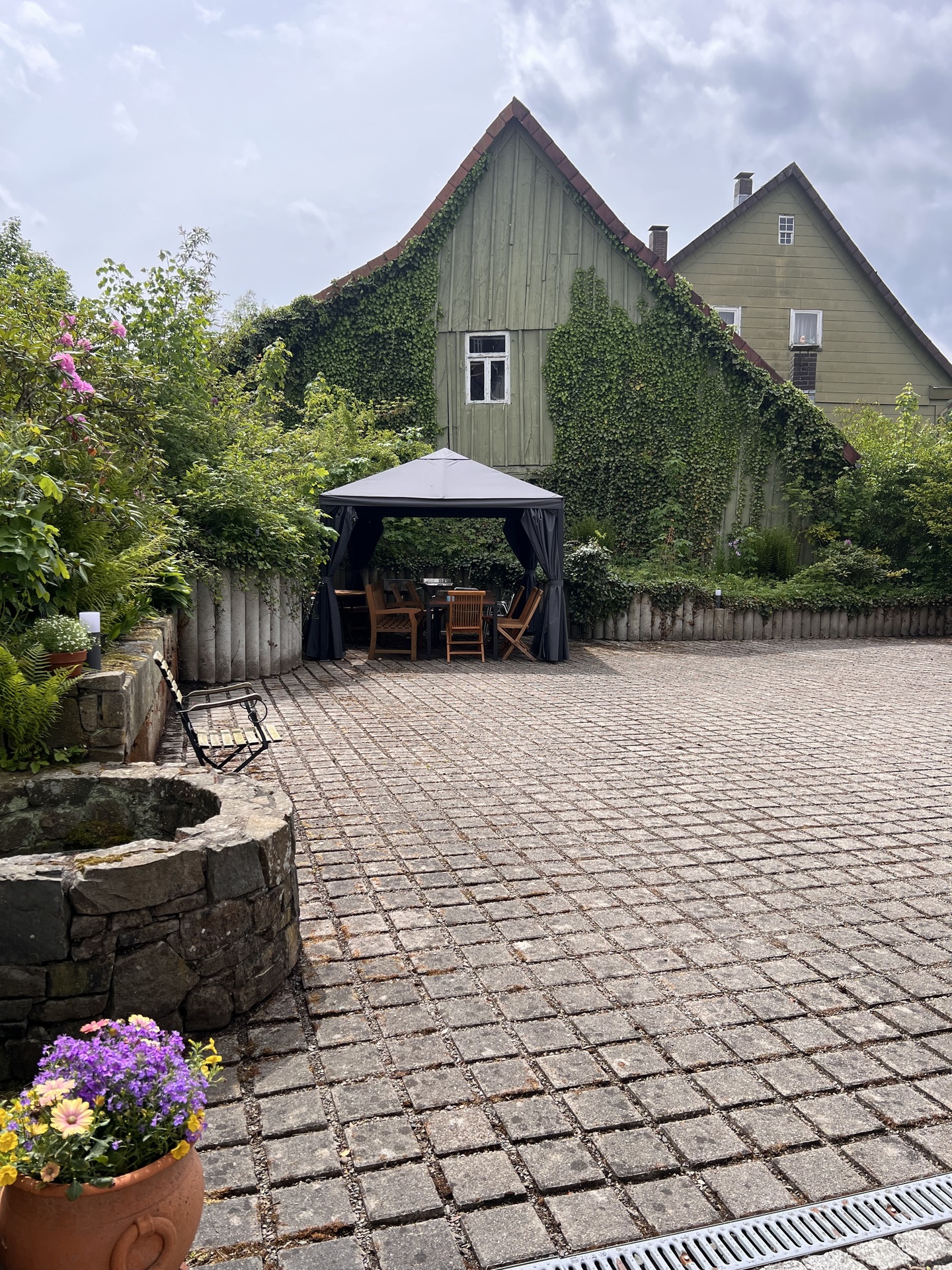 Pavillon mit Gartenmöbel .jpeg